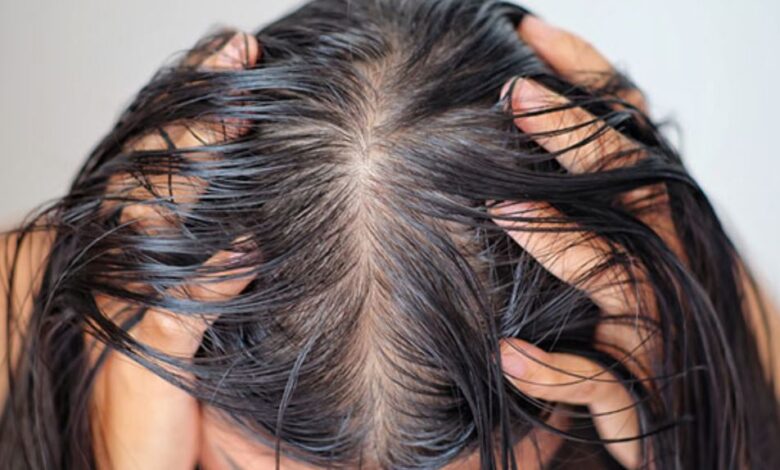 Saçların hacimli görünmesini isteyen pek çok kişi sık sık saçlarını yıkamayı tercih ediyor. İşte, saçların sağlıklı görünmesi için yapılan 7 hata...