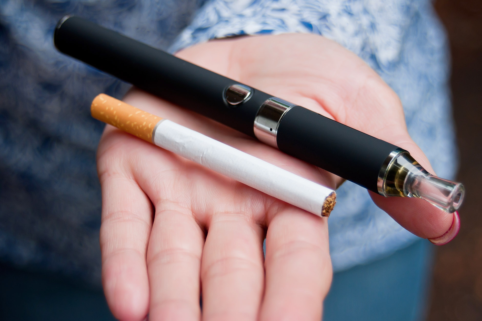 Sigaradan daha az zararlı diye tüm dünyada kullanımı artan elektronik sigaralarla ilgili gerçekler tedirgin etmeye başladı.