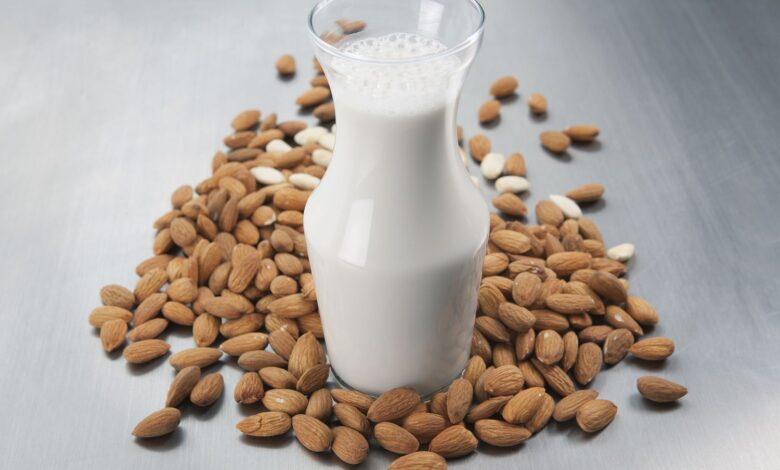 Son yıllarda ülkemizde sıklıkla tüketilmeye başlanan badem sütünün faydaları araştırılmaya başladı. Peki, badem sütü laktozsuz mu?