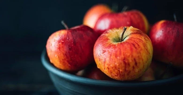 Diyabet hastalarının çoğu meyve yemekten kaçınır. Bu Sebeple pek çok kişi diyabet hastalarının elma tüketip tüketemeyeceğini merak ediyor.