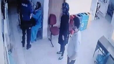 Elazığ'da bir aile sağlığı merkezinde istenmeyen olaylar yaşandı. Bir hasta yakını kadın istediği ilacı yazmayan doktora saldırdı.