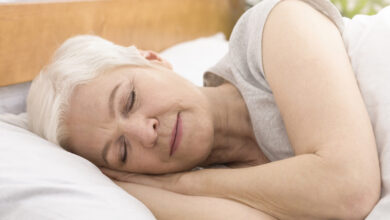 Pek çok kişi uyurken sol tarafa dönüp uyumayı tercih ediyor. Peki, kalbin üzerine yatmak sağlığa zarar verir mi?