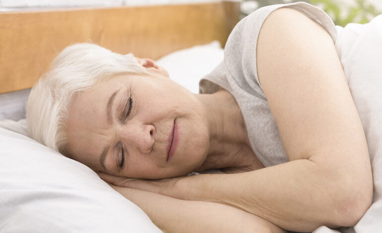 Pek çok kişi uyurken sol tarafa dönüp uyumayı tercih ediyor. Peki, kalbin üzerine yatmak sağlığa zarar verir mi?