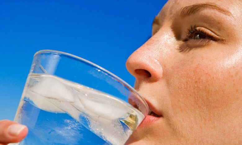 Uzmanlar sıcak yaz günlerinde sıvı tüketimine dikkat edilmesi gerektiğini belirtiyor. Su içmek için susamanın beklenmemesi gerektiği ifade ediliyor.