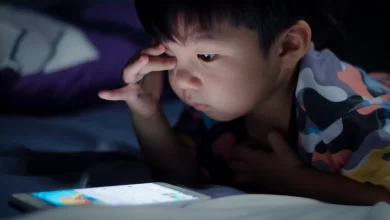 Ekran bağımlığı sadece çocukların zihin ve göz sağlığını değil omurga sağlığını da olumsuz etkiliyor.
