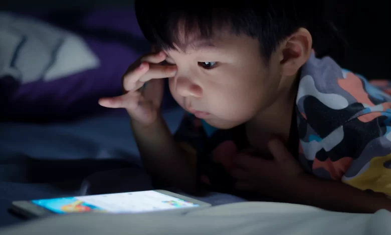 Ekran bağımlığı sadece çocukların zihin ve göz sağlığını değil omurga sağlığını da olumsuz etkiliyor.